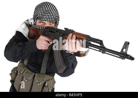 Aufständische in schwarzer Uniform und shemagh Schwarz und Weiß gekleidet mit AK 47 Gewehr isoliert auf weißem Stockfoto