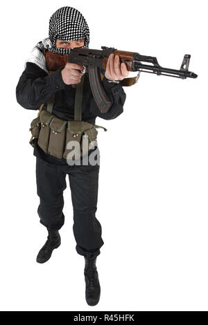 Aufständische in schwarzer Uniform und shemagh Schwarz und Weiß gekleidet mit AK 47 Gewehr isoliert auf weißem Stockfoto