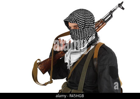 Aufständische in schwarzer Uniform und shemagh Schwarz und Weiß gekleidet mit AK 47 Gewehr isoliert auf weißem Stockfoto