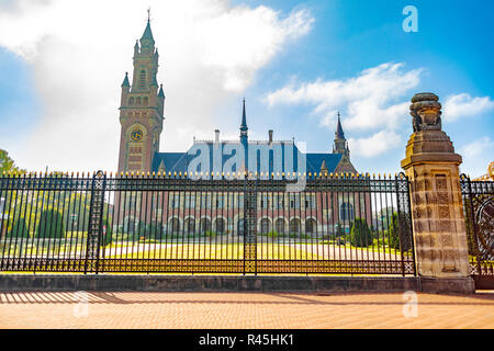 Den Haag, Niederlande - 21 August 2018: Blick auf die Wahrzeichen Peace Palace oder Vredespaleis, ein internationales Recht Verwaltungs gebäude h Stockfoto