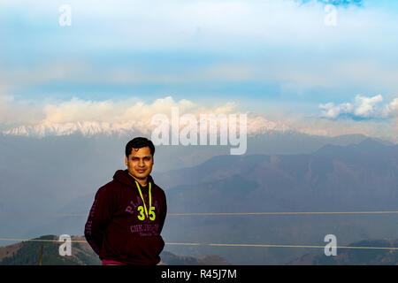 Pir Panjal, der Himalaya - Posing nach dem Aufstieg auf den Hügel/Berg, Sonnenuntergang Himmel die Strahlen der untergehenden Sonne auf die Berge. Stockfoto