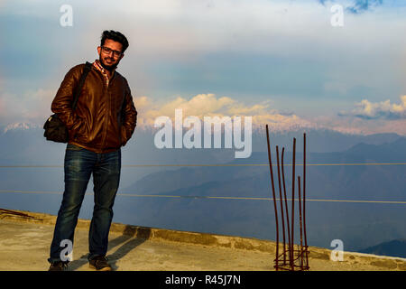 Pir Panjal, der Himalaya - Posing nach dem Aufstieg auf den Hügel/Berg, Sonnenuntergang Himmel die Strahlen der untergehenden Sonne auf die Berge. Stockfoto