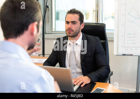 Attraktive boss tun Interview mit seinem Assistenten Stockfoto