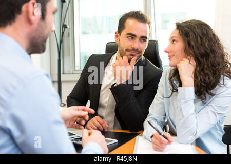 Attraktive boss tun Interview mit seinem Assistenten Stockfoto