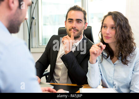 Attraktive boss tun Interview mit seinem Assistenten Stockfoto