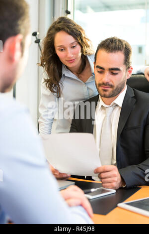 Attraktive boss tun Interview mit seinem Assistenten Stockfoto