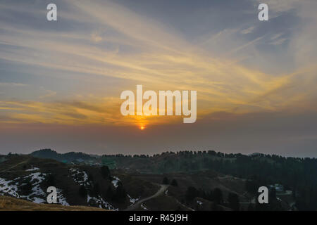 Dainkund - die singenden Hügel - ein Sonnenuntergang Himmel von der Spitze des Hügels Stockfoto