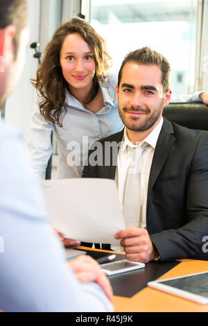 Attraktive boss tun Interview mit seinem Assistenten Stockfoto