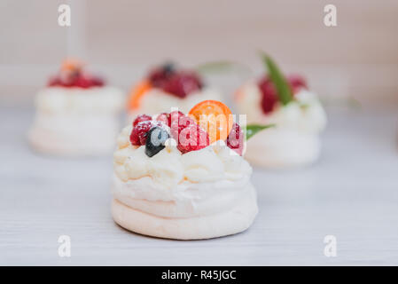 Pavlova baiser Kuchen mit Sahne und kleine Früchte Stockfoto