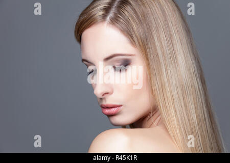 Junge blonde Schönheit mit glattes Haar Stockfoto