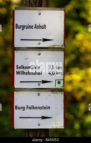 Wanderwegbeschilderung im Harz Stockfoto