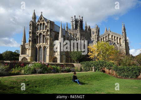 Blick auf die Kathedrale von Ely aus almonry Garten, Cambridgeshire Stockfoto