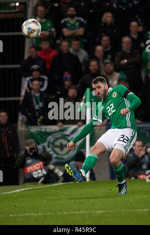 Belfast, Nordirland, Vereinigtes Königreich. 18. Nov 2018. Michael Smith (22., Nordirland) Playa die Kugel auf der ganzen Linie. Nordirland vs Österreich, UEFA Nationen Liga. National Stadium im Windsor Park. Credit: XtraTimeSports (Darren McKinstry)/Alamy Leben Nachrichten. Stockfoto