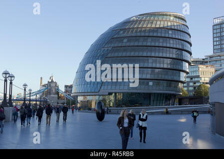 Die Luftführung von der Queen's Walk, City Hall, London. UK. 22. Oktober 2018. DE. Touristen auf der Lufthutze entspannen durch Rathaus Oktober 2018. Stockfoto