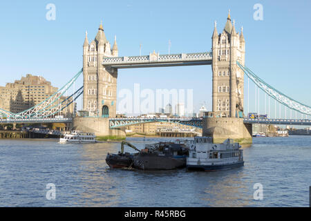 Die Tower Bridge, London, London. UK. 22. Oktober 2018. DE. Touristen an einem sonnigen Tag im Zentrum von London, im Oktober 2018. Stockfoto