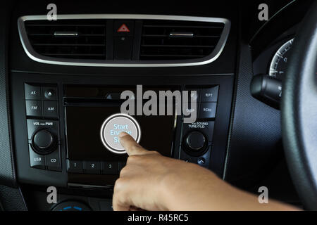 Closeup Hand drücken, starten Sie den Motor, modernes Auto Stockfoto