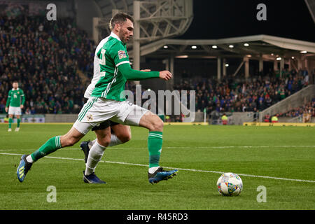 Belfast, Nordirland, Vereinigtes Königreich. 18. Nov 2018. Michael Smith (22., Nordirland) schiebt in das Feld ein. Nordirland vs Österreich, UEFA Nationen Liga. National Stadium im Windsor Park. Credit: XtraTimeSports (Darren McKinstry)/Alamy Leben Nachrichten. Stockfoto