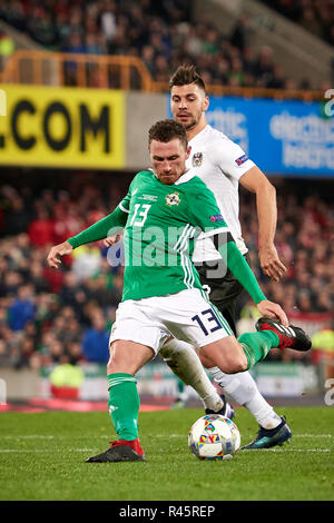 Belfast, Nordirland, Vereinigtes Königreich. 18. Nov 2018. Corry Evans (13, Nordirland) schießt Nordirland 1-1 zu bringen. Nordirland vs Österreich, UEFA Nationen Liga. National Stadium im Windsor Park. Credit: XtraTimeSports (Darren McKinstry)/Alamy Leben Nachrichten. Stockfoto