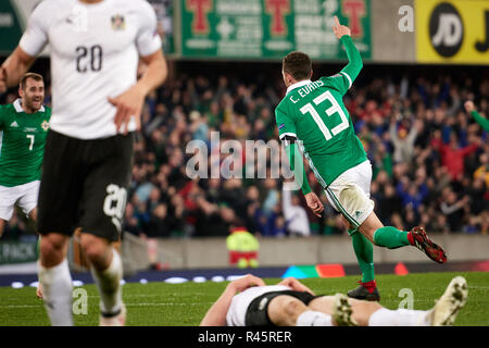 Belfast, Nordirland, Vereinigtes Königreich. 18. Nov 2018. Corry Evans (13, Nordirland) Kerben und feiert wie bringt er Nordirland 1-1. Nordirland vs Österreich, UEFA Nationen Liga. National Stadium im Windsor Park. Credit: XtraTimeSports (Darren McKinstry)/Alamy Leben Nachrichten. Stockfoto