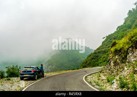 Die Misty Mountain Straßen, Straßen in Mussoorie, Selbstportrait, niedrige schwimmende Wolken Stockfoto