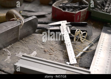 Schreiner Sitzbank mit Tools auf in einem Tischler shop Stockfoto