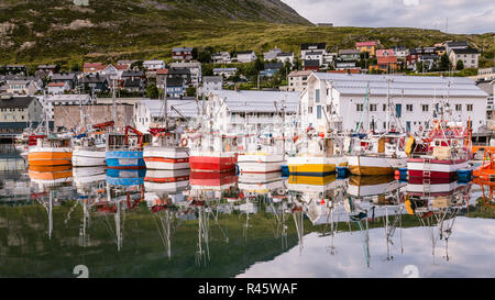 Hafen von Honningsvag in der Finnmark Norwegen: Basis für die kreuzfahrtschiffe und Touristen als Ausgangspunkt für ihre Reise zum Nordkap. Stockfoto