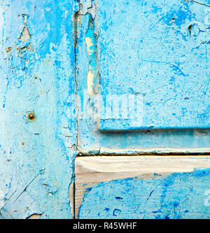 schmutzige abgespeckte Farbe in den blauen Holztür und rostigen Nagel Stockfoto