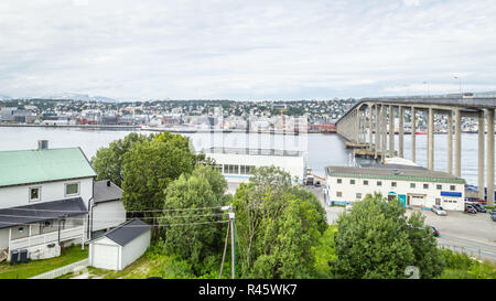 Blick auf die Brücke von der Arktis Kathedrale im Zentrum von Tromsø in Norwegen Stockfoto