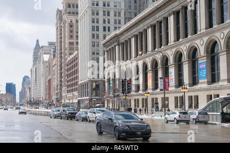 Fahrzeuge und Fußgänger in den Schnee auf der Michigan Avenue, Chicago Stockfoto