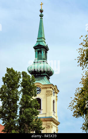 Fragment der Kapelle der Katholischen Kirche mit einem grünen Spitzen Kuppel gegen den blauen Himmel in Budapest. Stockfoto