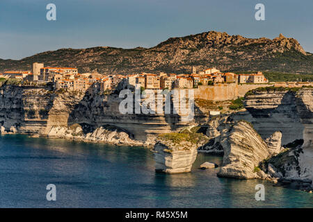 Ville Haute (obere Stadt) Bezirk in Bonifacio, auf der Oberseite des Falaises, Kalksteinfelsen über die Straße von Bonifacio, Corse-du-Sud, Korsika, Frankreich Stockfoto