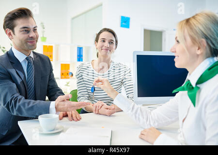 Junges Paar mit Kauf zufrieden Stockfoto