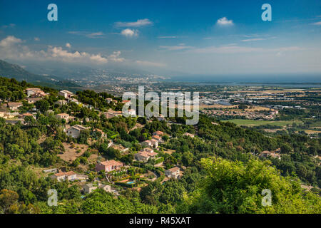 Küstenebene, Biguglia See, Stadt von Bastia über das Tyrrhenische Meer in Dunst in Entfernung von der Stadt Borgo, Haute-Corse, Korsika, Frankreich Stockfoto