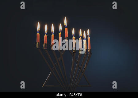 Menorah mit bunten Kerzen für Chanukka auf hellblauem Hintergrund, in der Nähe Stockfoto