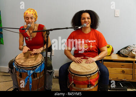 Mitglieder der älteren Frauen, alle - Frauen traditionelle musikalische Gruppe, spielen Puerto Rican Musik an einer Familie Workshop in Battery Park City, Manhattan. Stockfoto