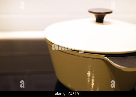 Pfanne auf moderne schwarze Induktion Herd, Kochplatte, Herd oder eingebauten Herd mit Glaskeramik top in Weiß Küche Interieur. Stockfoto