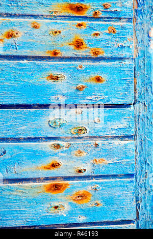Farbe in rot blau Holz ausgezogen Stockfoto