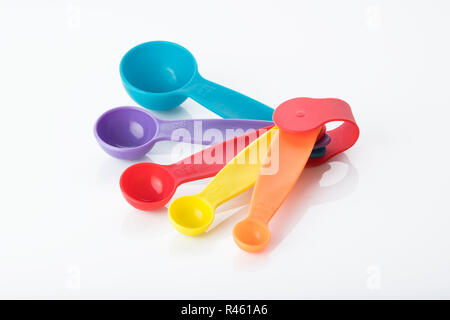 Küche: in der Nähe der bunten Messlöffel isoliert auf weißem Hintergrund Stockfoto