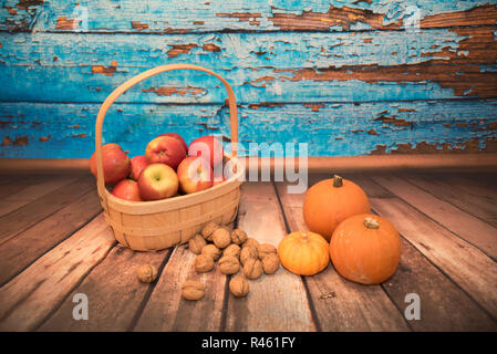 Noch immer leben mit, Äpfel, Kürbis, Korb, Walnüsse Stockfoto