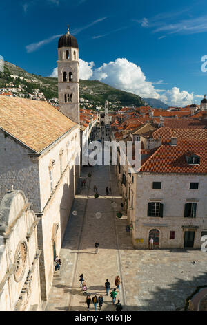 Dubrovnik, Kroatien - November 23, 2018 - oder Placa Stradun, der Kalkstein gepflasterten Fußgängerzone durch die Altstadt und die Haupteinkaufsstraße und Sammelbereich in Dubrovnik. Stockfoto