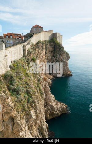 Blick auf die Felsen und die Mauer der Altstadt von Dubrovnik Stockfoto