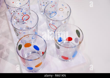Reihe von leeren Gläser. close-up Blick von oben. Die leere Oberfläche des Tisches. Stockfoto