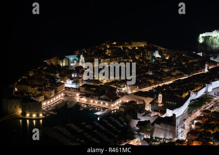 Luftaufnahme von Dubrovnik, die Stadt bei Nacht. Stockfoto