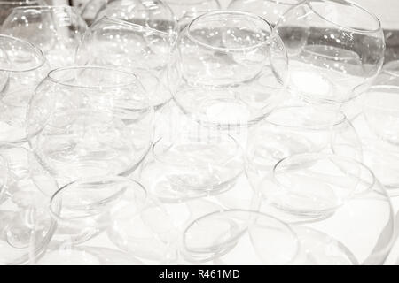 Reihe von leeren Gläser. close-up Blick von oben. Die leere Oberfläche des Tisches. Stockfoto