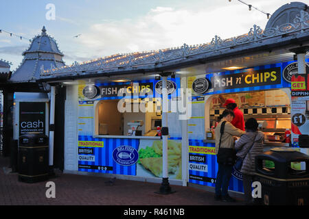 BRIGHTON, East Sussex, England, Großbritannien - 13 November 2018: die Kunden kaufen Street Food aus einer traditionellen britischen Fish und Chips mitnehmen. Stockfoto