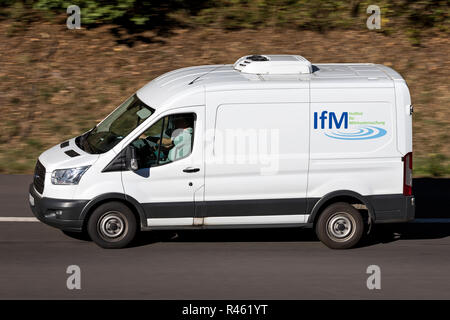 IfM van auf der Autobahn. Die IfM (Institut für Milch Untersuchungen) Tests mehr als 3,8 Millionen Proben von 290.000 Kühe von 4.800 Milchbauern jährlich. Stockfoto