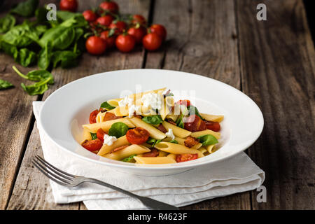 Tomaten und Speck Nudeln Stockfoto