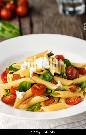 Tomaten und Speck Nudeln Stockfoto