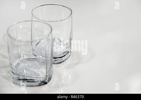 Zwei leere Gläser. close-up Blick von oben. Die leere Oberfläche des Tisches. Stockfoto