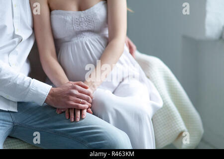 Das junge Paar gekleidet in weißen stehen zu Hause Stockfoto